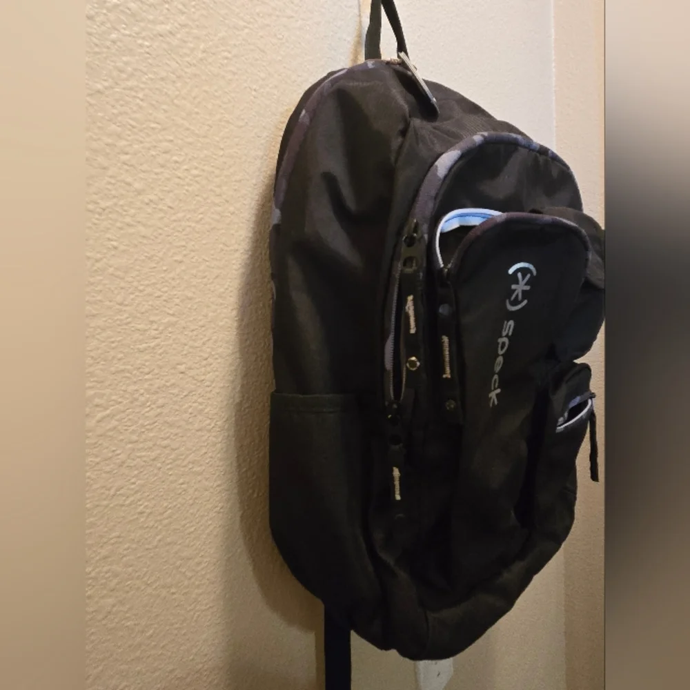 Backpack - Picture 3 of 7